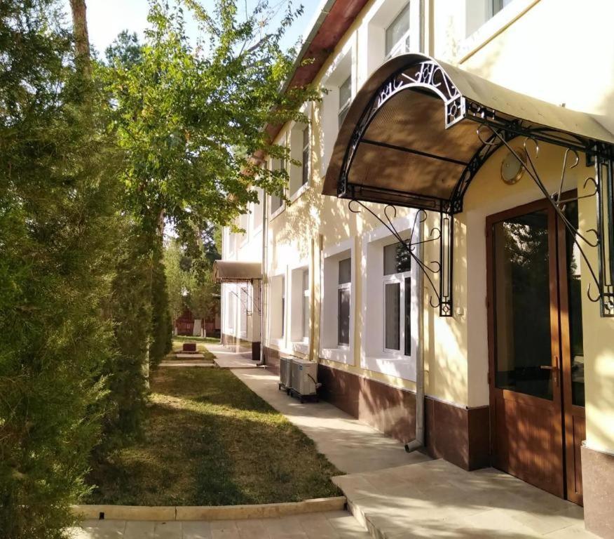 Hotel Admiral à Termez Extérieur photo